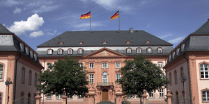Blick auf das historische Gebäude des Landtags Rheinland-Pfalz